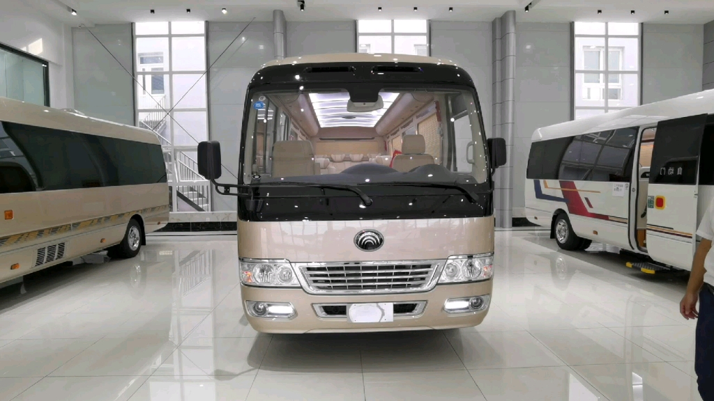 宇通t7新款11座车型外观内饰都难逃丰田考斯特的影子(上)