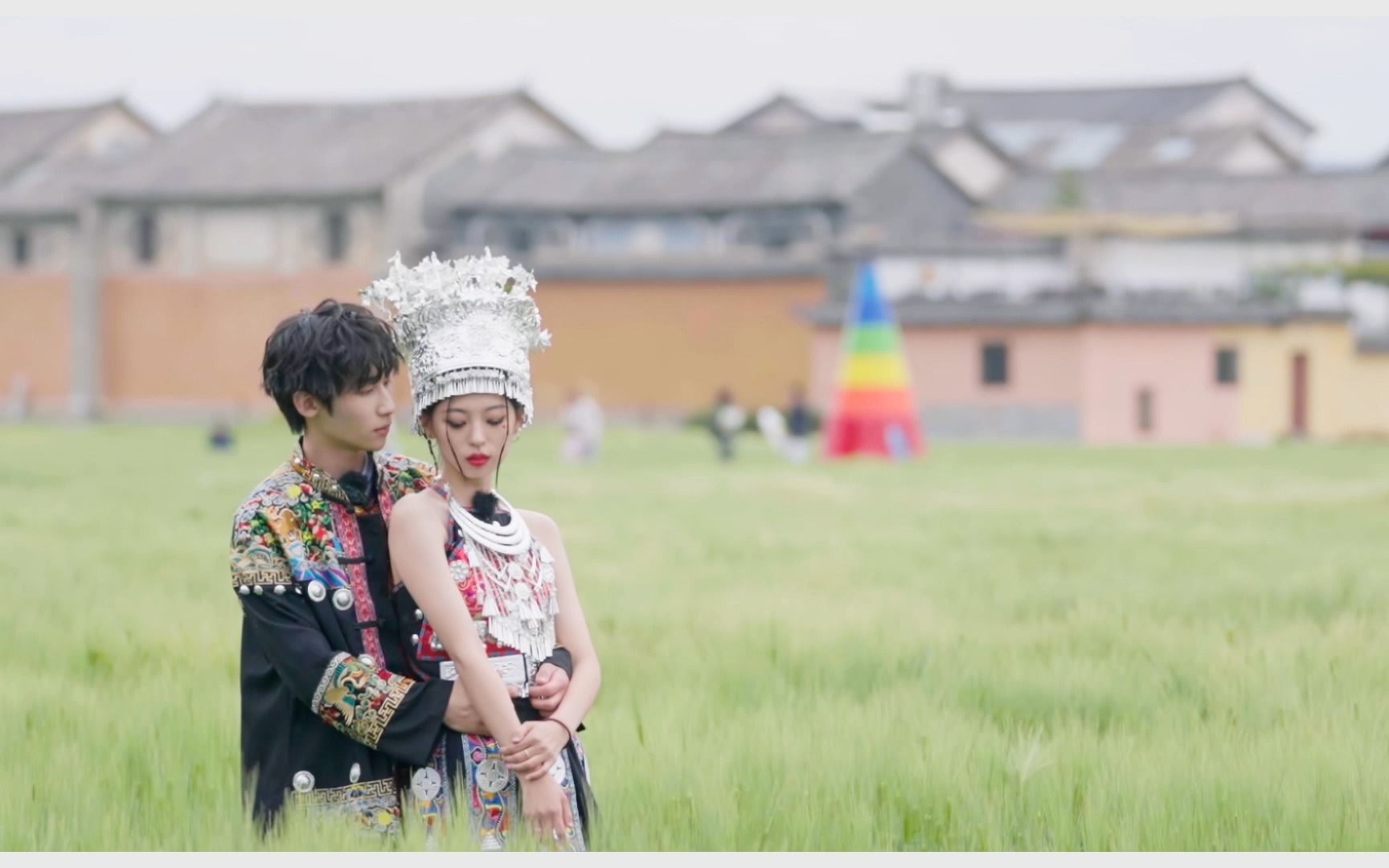 【怦然心动20岁】张张小葛找结婚照摄影师拍摄民族风照片 两人大片