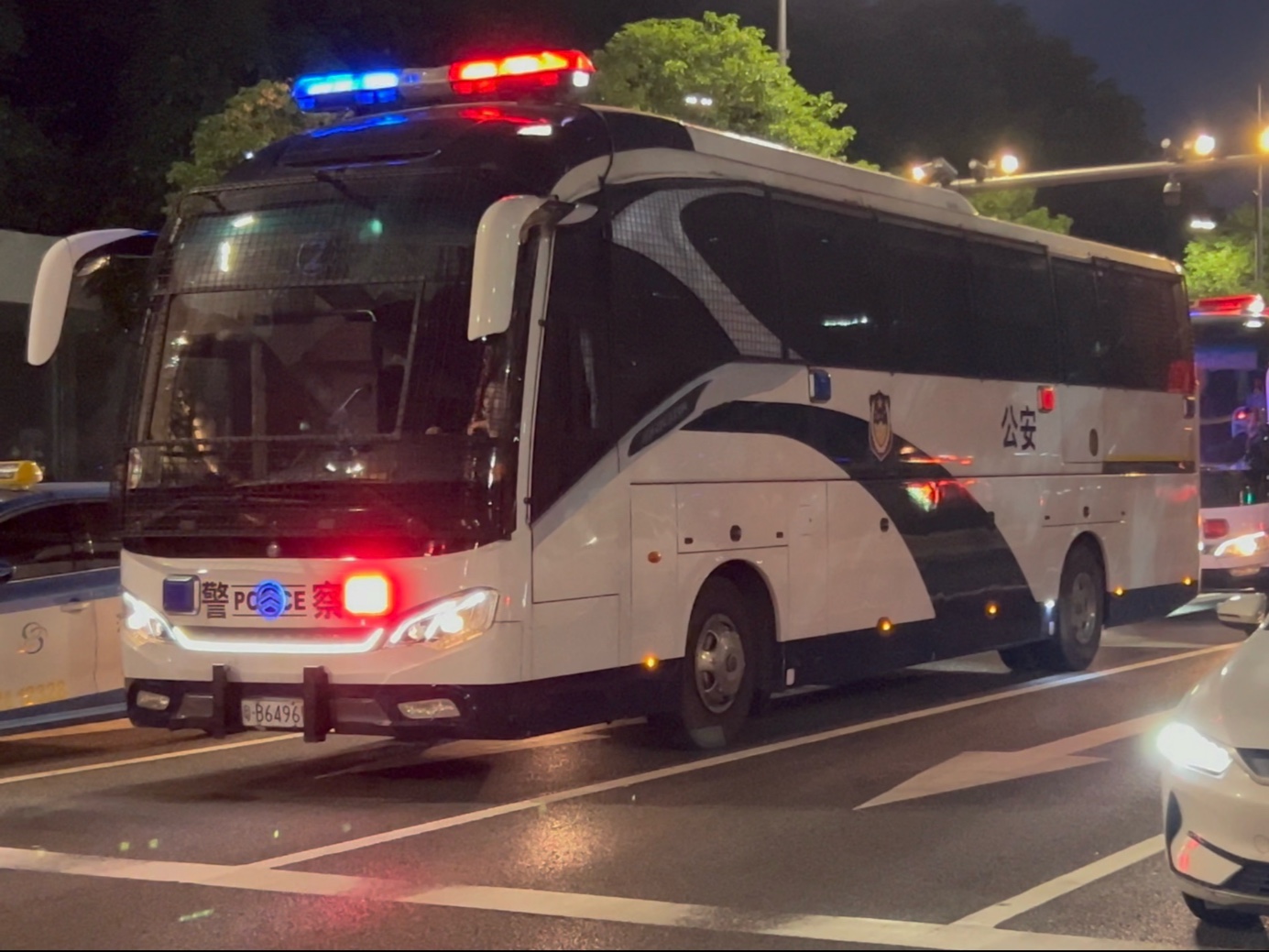 深圳公安两辆金旅大巴支援8.26灯光秀安保工作