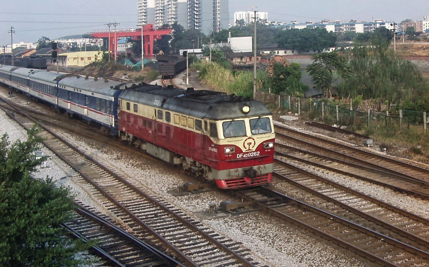 【20141114】南宁铁路局柳州机务段0262号东风4d型内燃机车牵引t381次