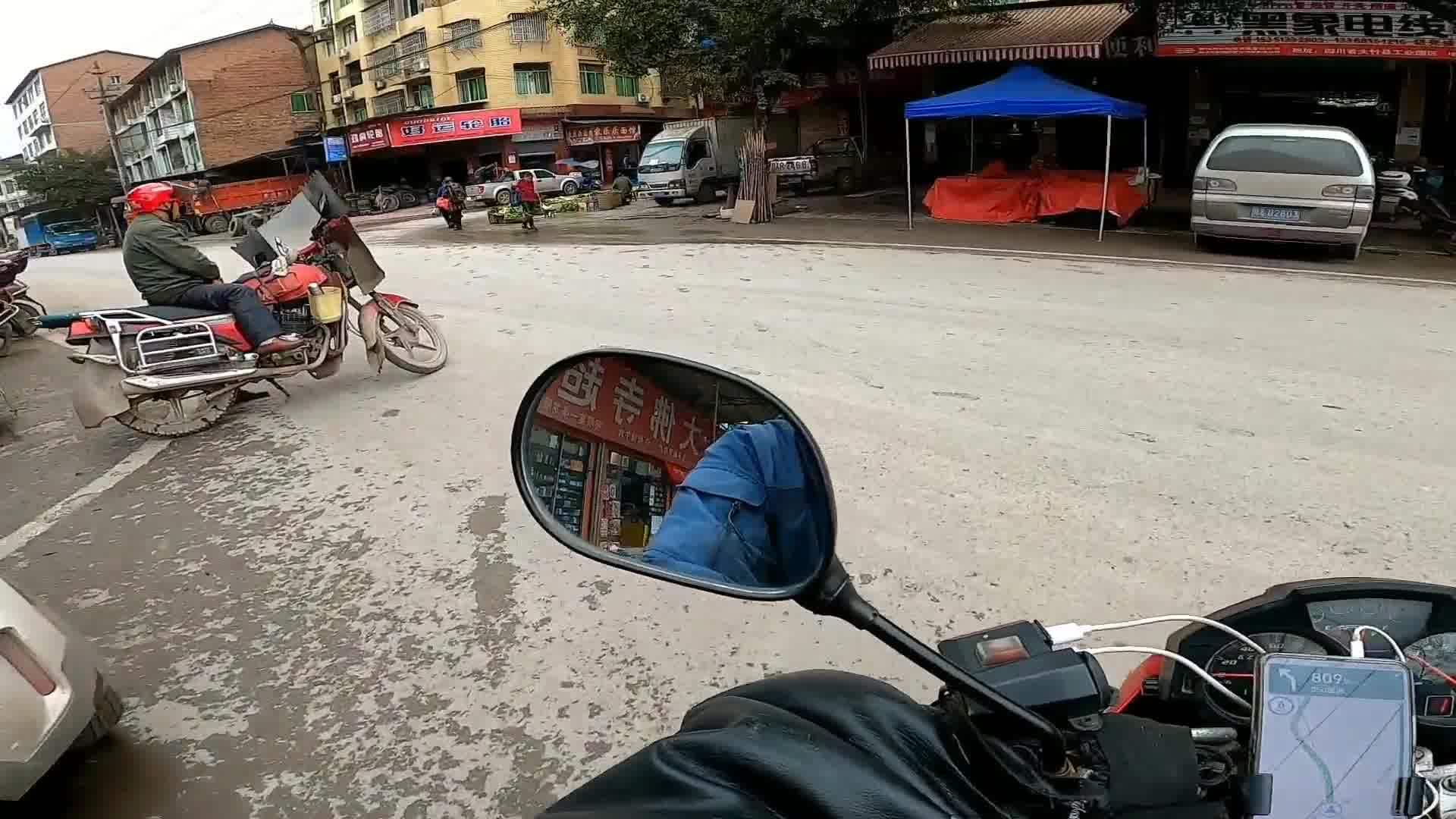 [图]一个人独自魔力四川 走到哪里睡到哪里 路上遇到狗很可爱