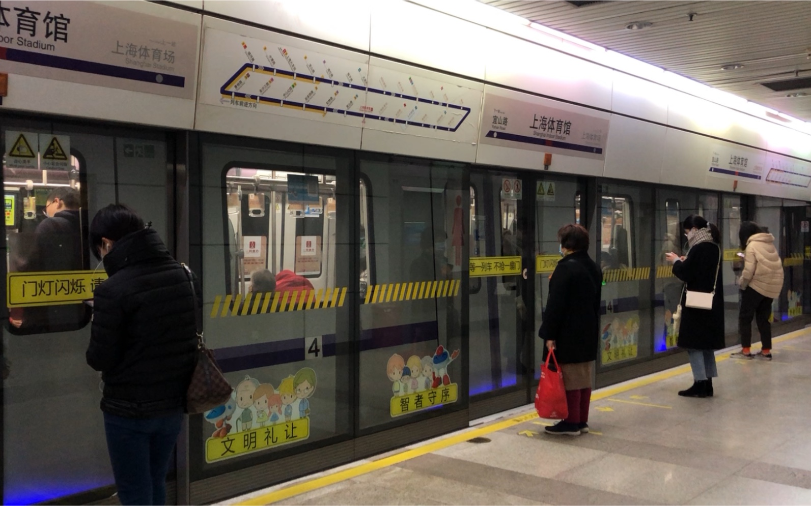 上海地铁4号线奶嘴410进万体馆站