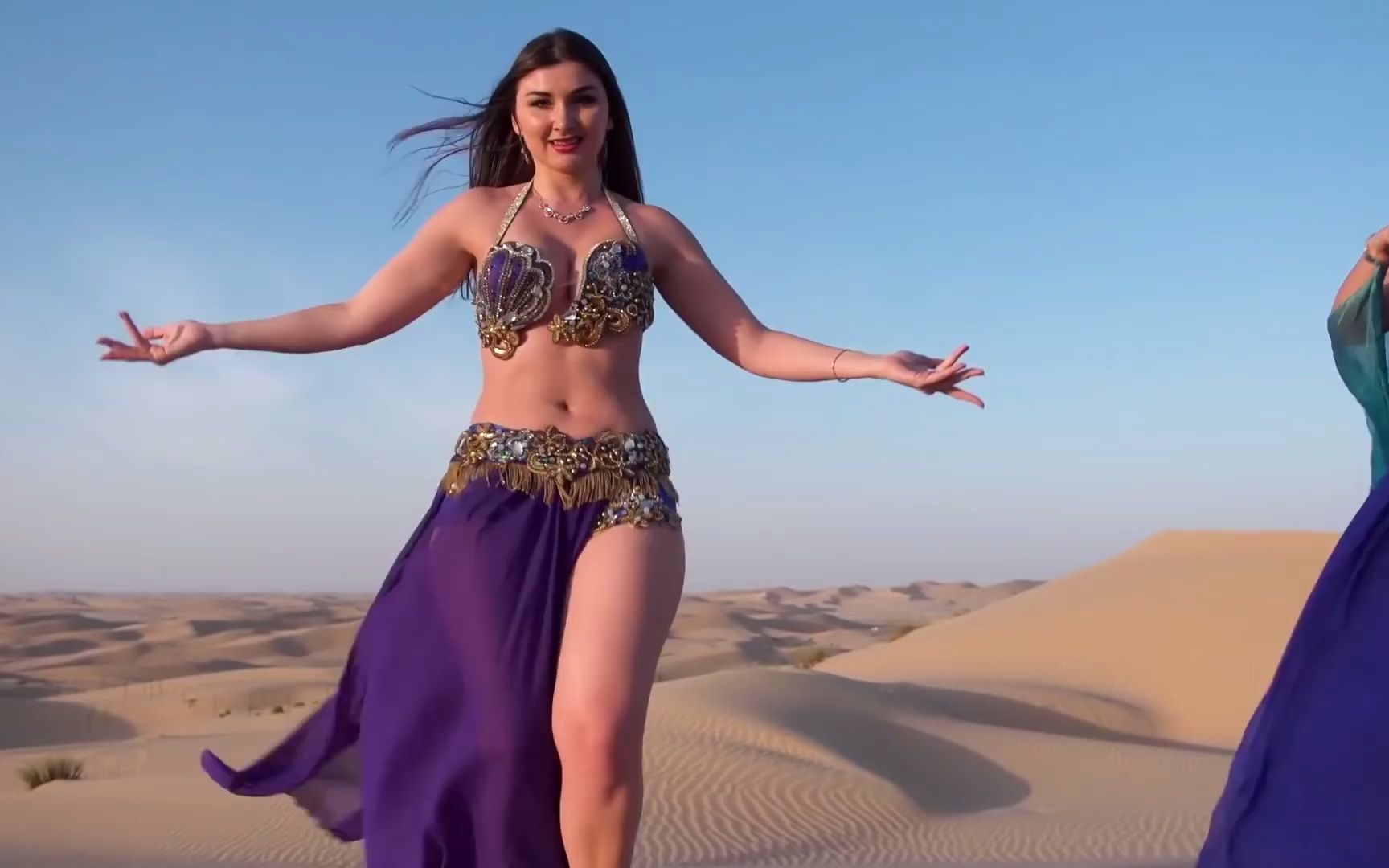 [图]Belly Dancer and Violinist