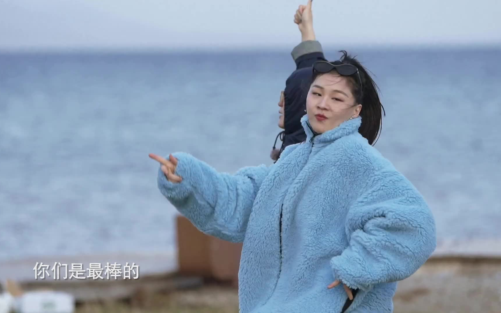 赛里木湖边跳踢踏舞,撒贝宁傅菁不自觉跟跳【你好生活】