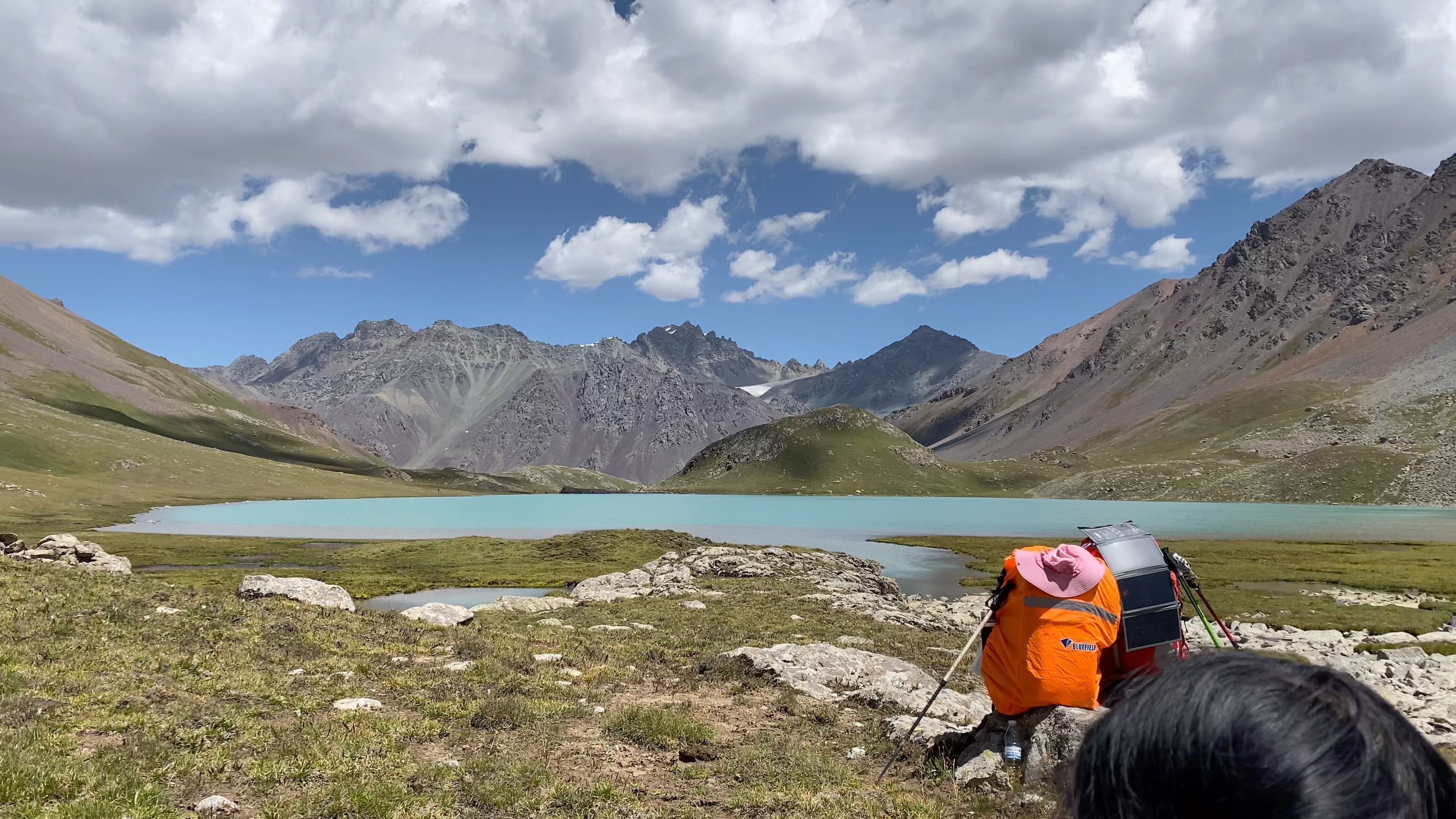 跋山涉水翻山越岭图片