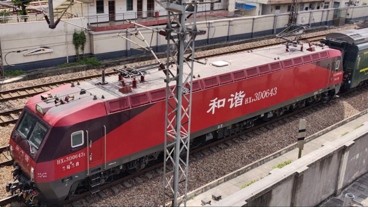 z303次列车岚皋路立交桥下通过交汇g2788