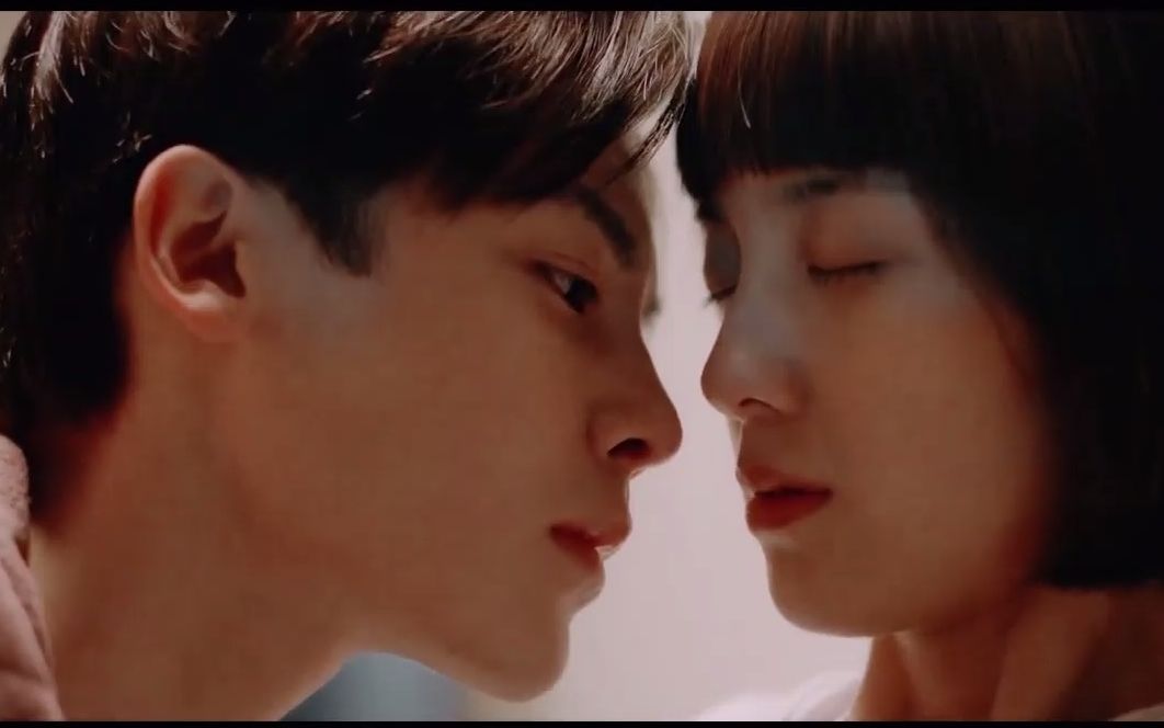 【侯明昊吻戏】弟弟刚成年就好会吻啊,吻的好欲