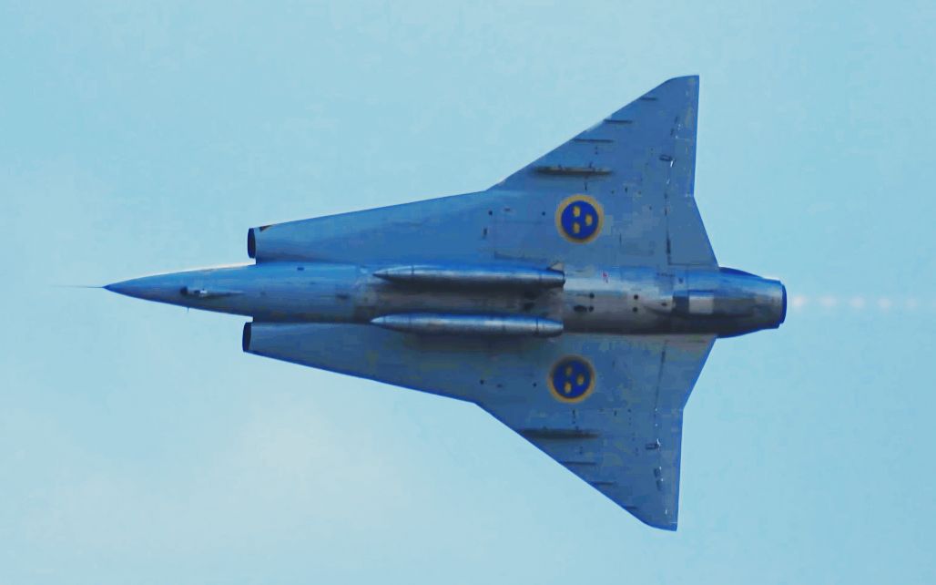 萨博(saab) j35 龙(draken)式战斗机在芬兰空军100周年庆典上飞行表演