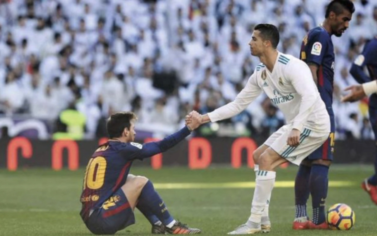 梅西和c罗共同打造了足坛的梅罗时代,两人虽然不是朋友,但双方的粉丝