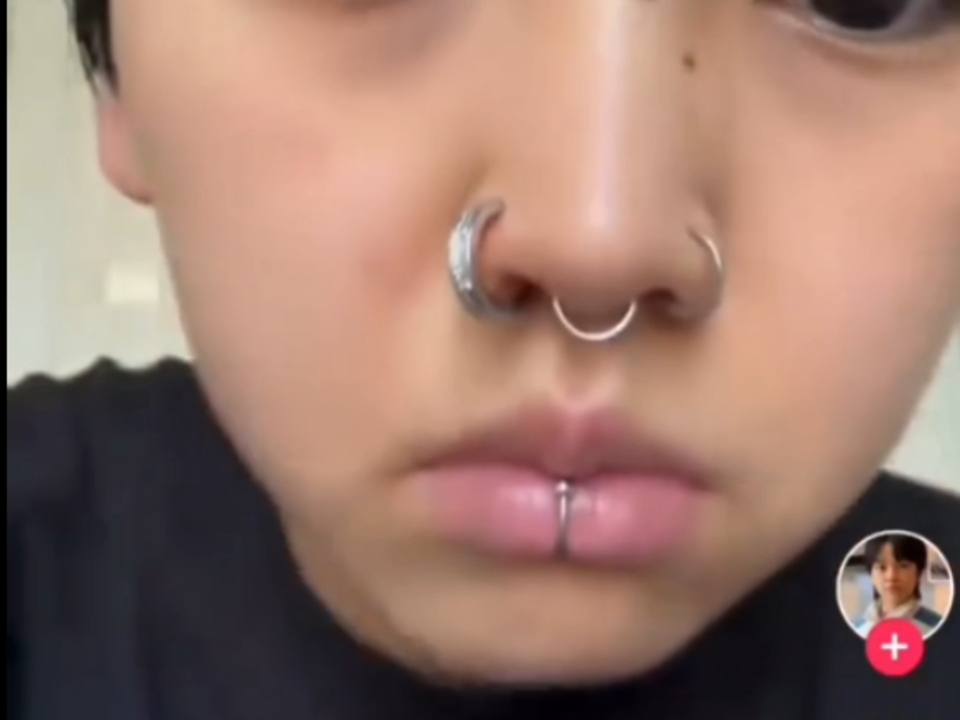 太逆天了!tiktok中国博主用假鼻环整蛊父母,老外表示显然猫更关心她!