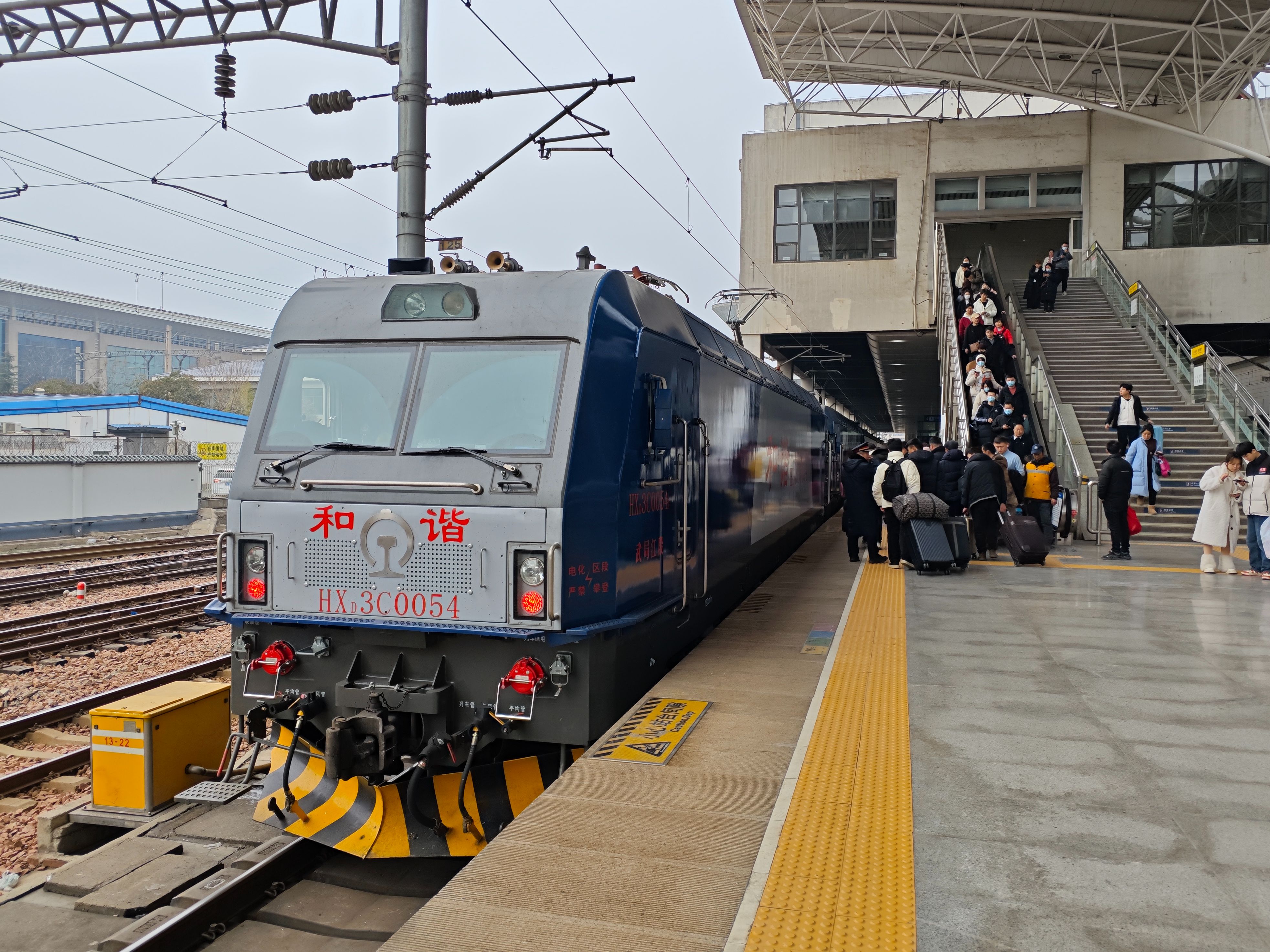 时隔多年,郑州站再次迎来非空调列车!