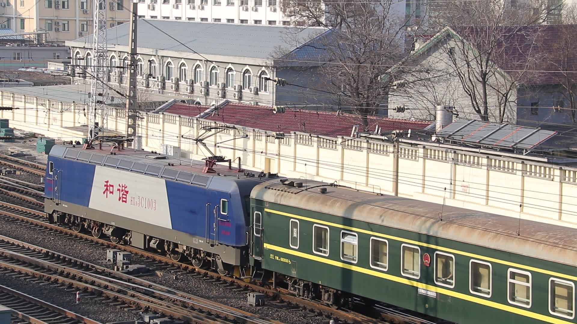 京局京段hxd3c1003机车推k24次国际列车车底通过东便门df4c0018单机