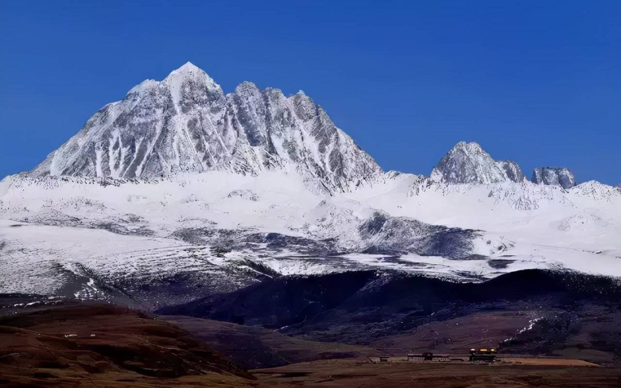 远看云层下的雅拉雪山