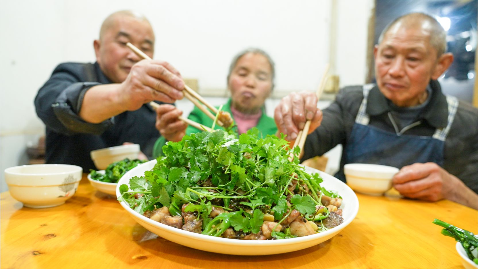 这姐弟俩感情真好,幺舅提啥美食来?老爸下厨做青花椒兔,吃过瘾哔哩哔哩bilibili