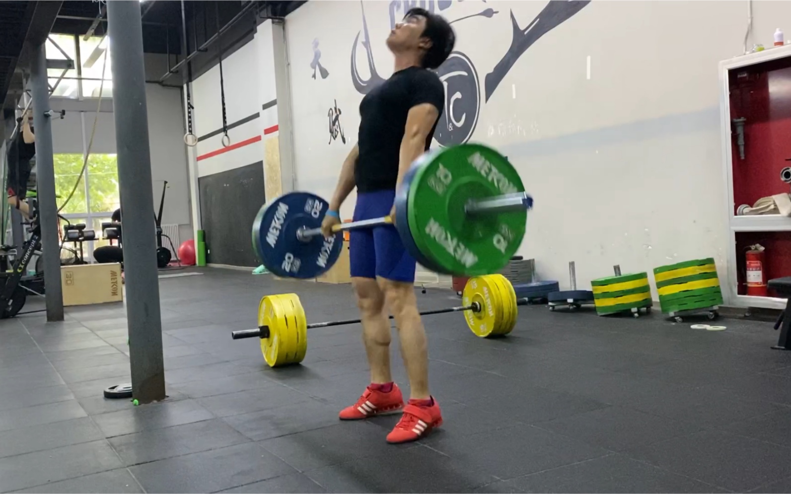 高翻膝上翻硬拉