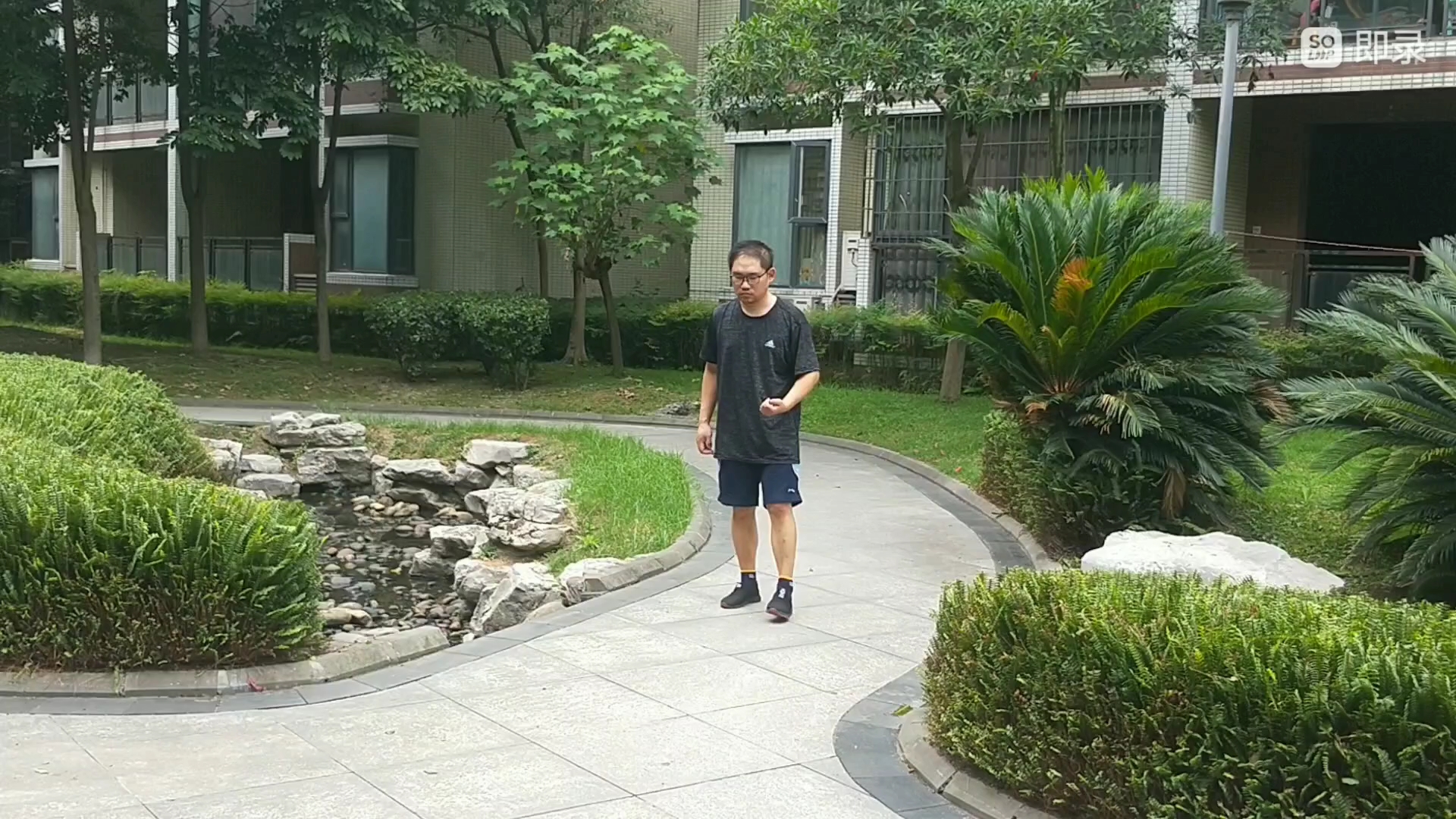 偏瘫小伙走路手老跨栏唱一首《酒醉的蝴蝶》感觉自己都醉了