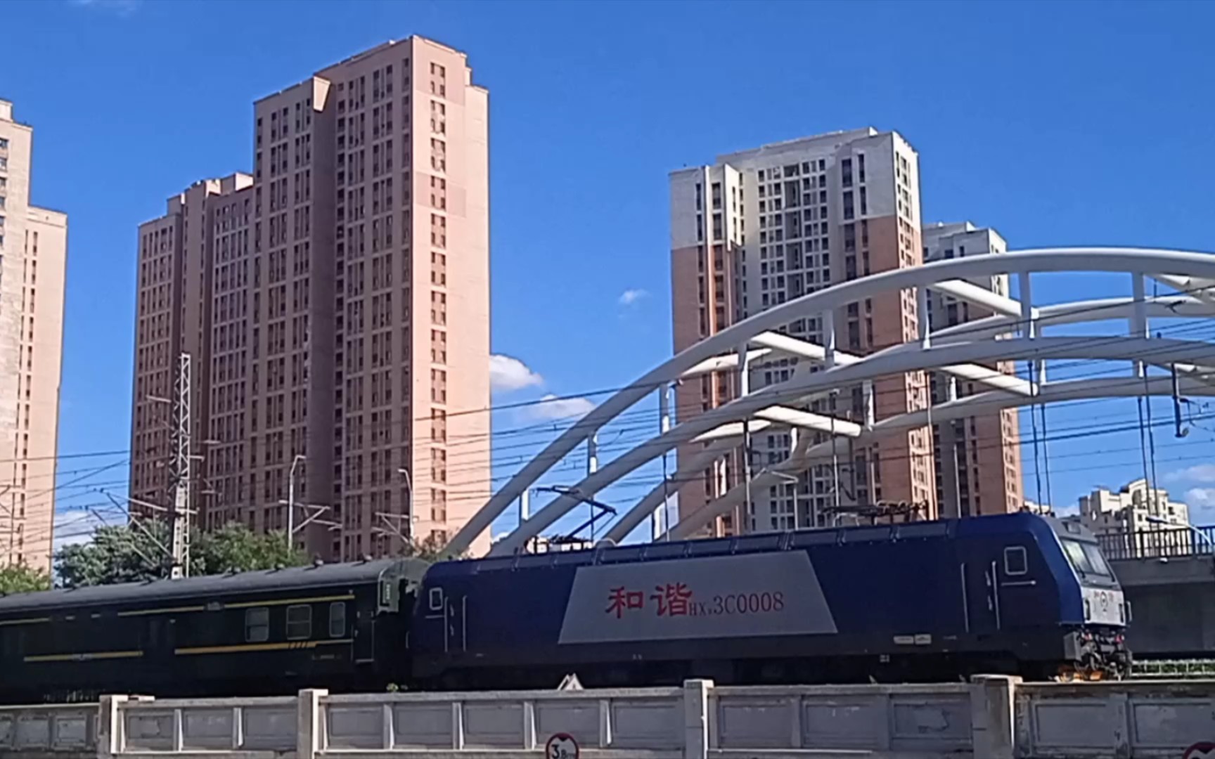 中秋快乐hxd3c0008牵引k2387驶入天津站一号楼