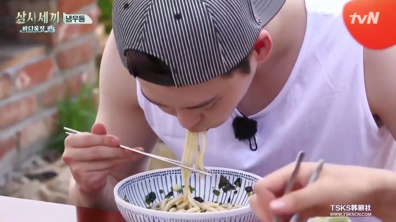 三时三餐李钟硕在线吃播二硕的养胖计划实锤了大口吃肉嗦粉这也太过分