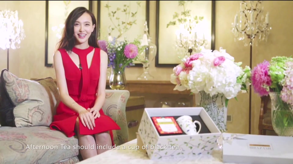 唐嫣做客自由型星下午茶,一杯红茶,一份起司蛋糕,坐在玻璃屋里,透过