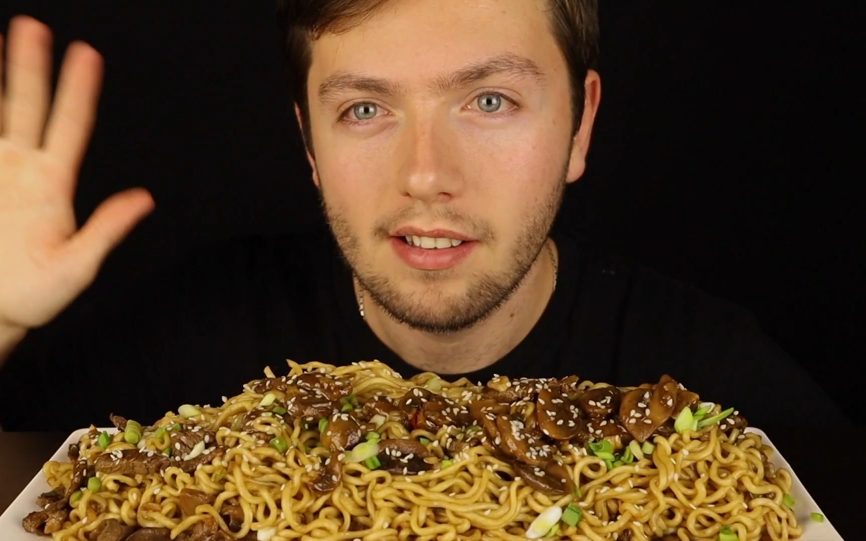 外国小帅哥的红烧牛肉拌面吃播denisenko