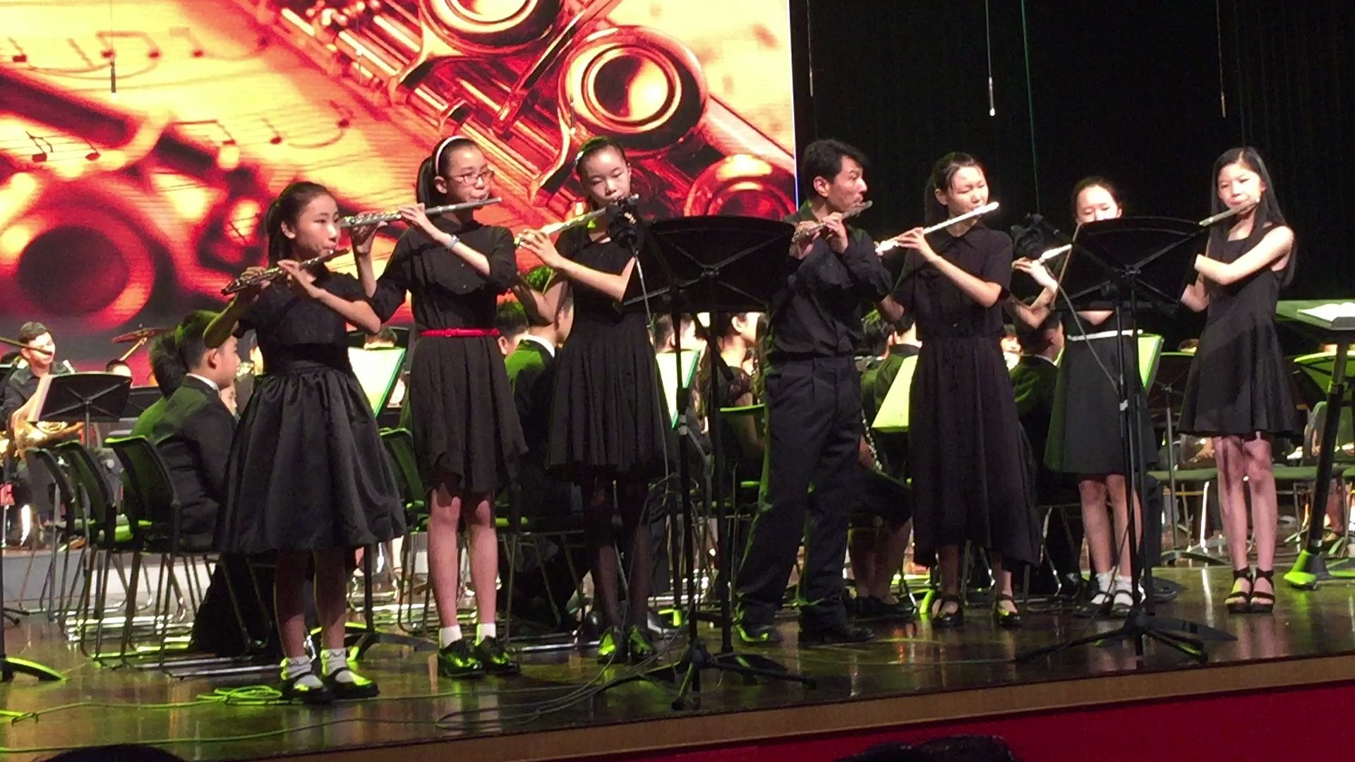 上海市杨浦区少年宫学生管弦乐团长笛重奏《闪亮的长笛 sparkling