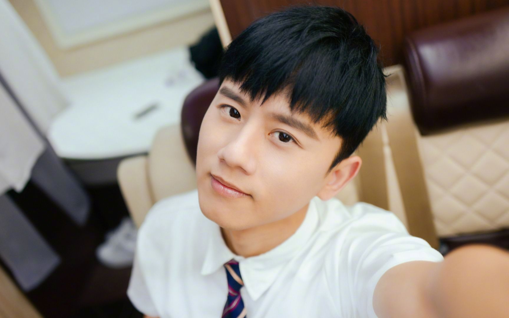 张杰现身上海大学2021年开学典礼,与万名学子合唱,入职曾引热议