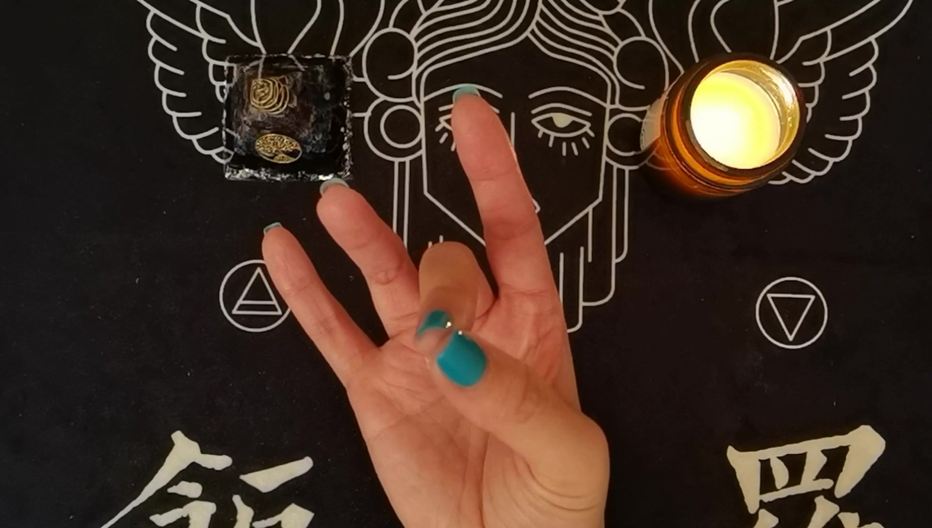 饭塔罗如何运用手印引导能量流通个体心灵与宇宙本体的连接