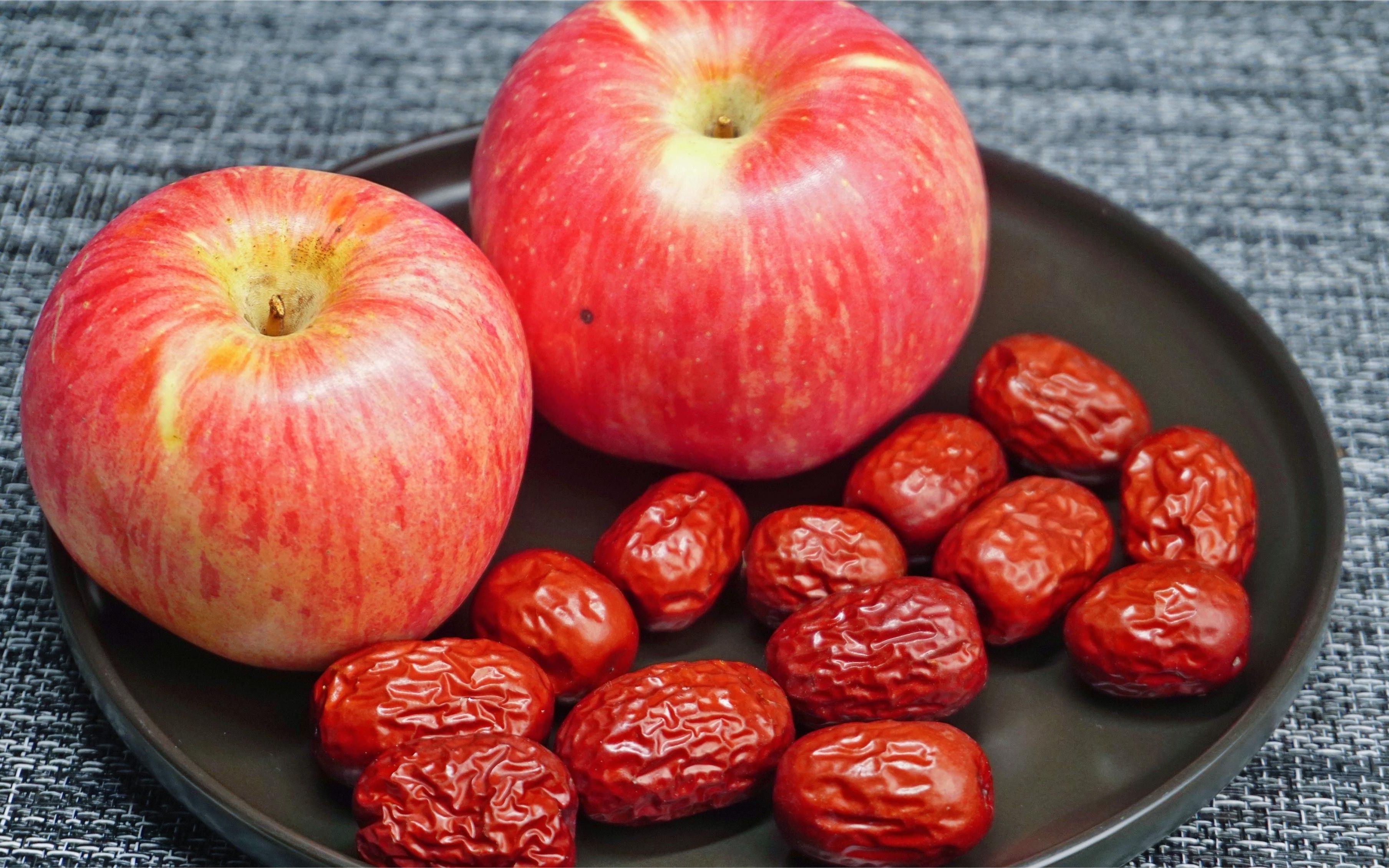 76岁的爷爷经常用苹果和红枣这样做吃完胃口大了睡眠更好了