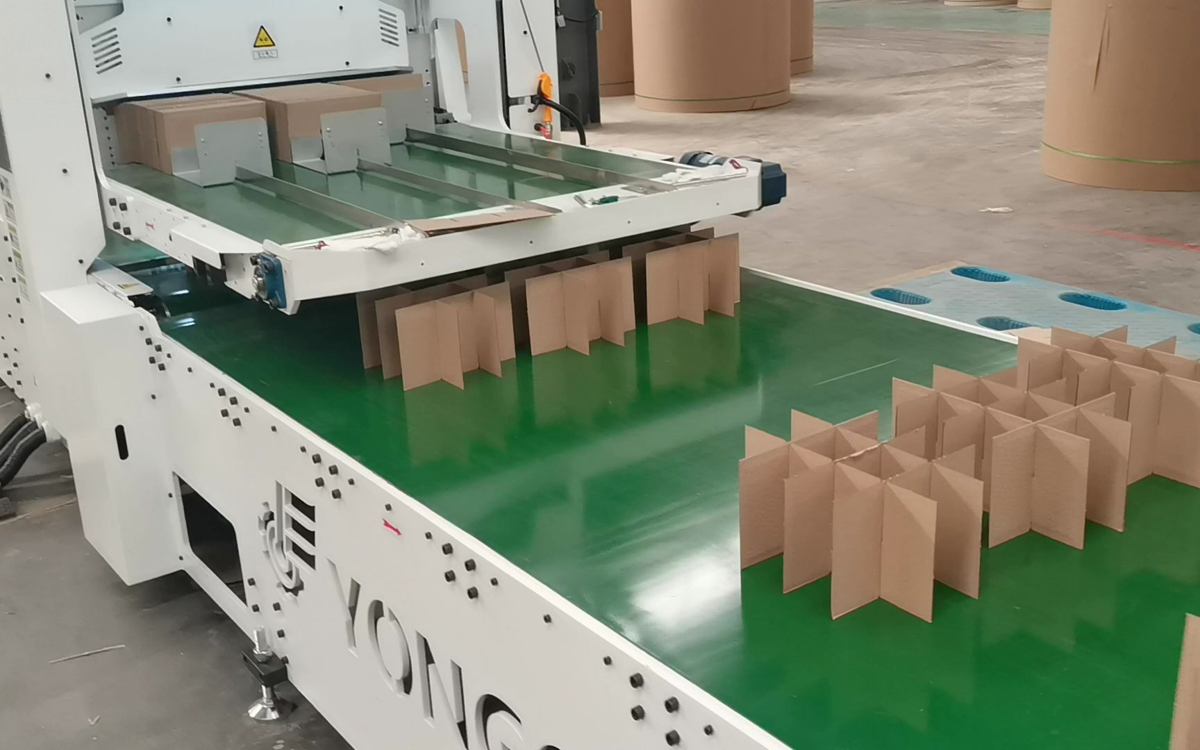 永旗纸板自动插格机!昆山永旗工业自动化有限公司制造!
