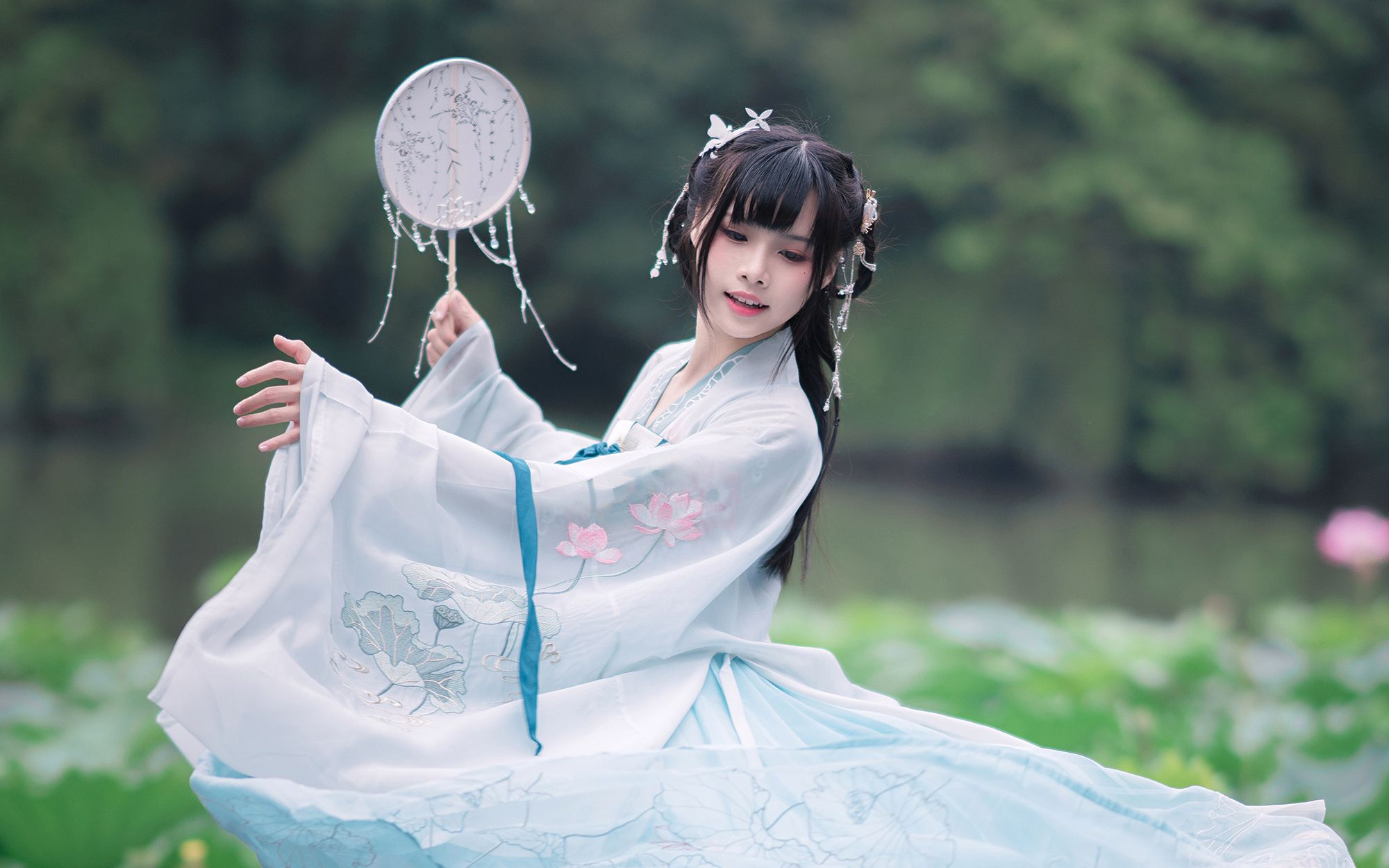 【傲娇98k_】cosplay荷花池边的汉服小姐姐
