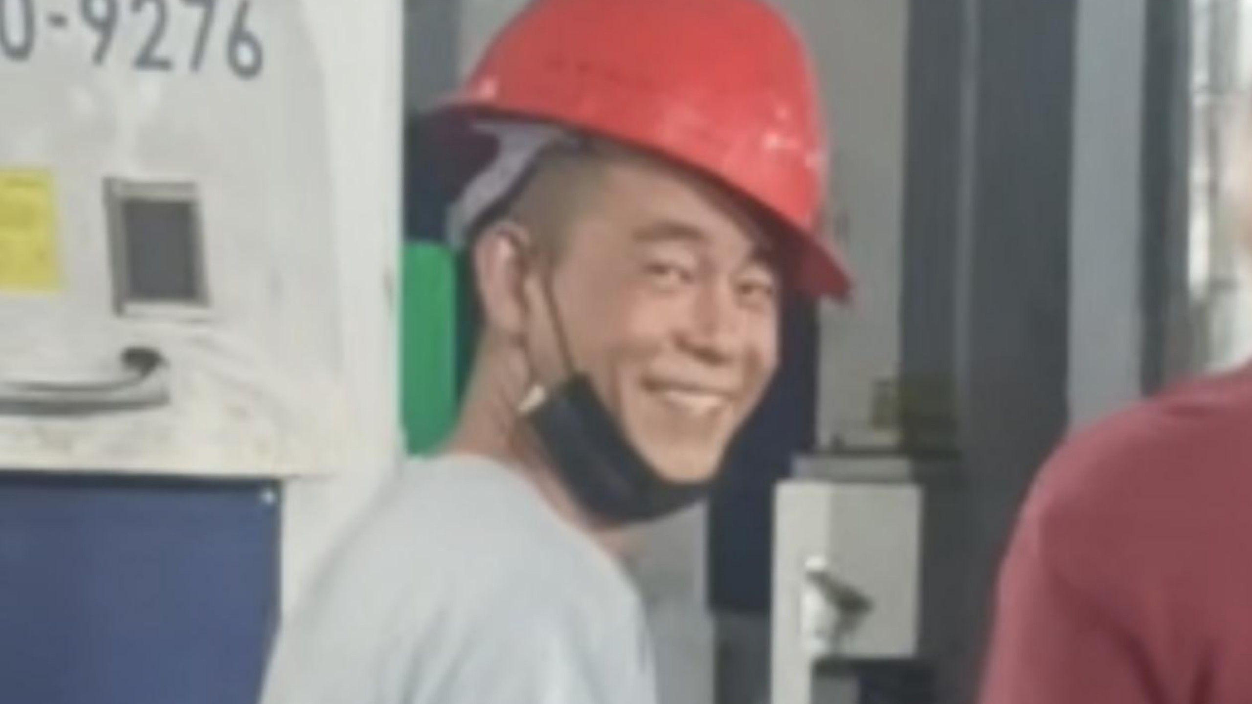福建车间工人长相神似陈小春，连姓氏都一样，网友在评论区纷纷喊话陈小春去看视频。（素材来源：@阿Vgg ，部分素材来自网络）