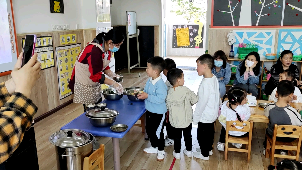 [图]家长观看幼儿园吃饭记录