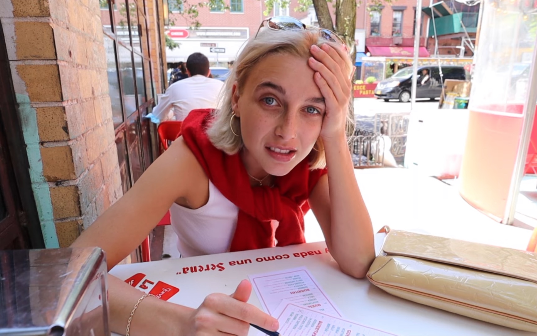 emma chamberlain 回归 最新视频 "纽约有什么值得的推荐"(自动生成中