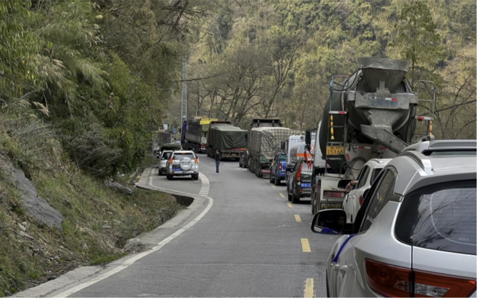 318川藏线大堵车,前面路塌了,这么多车要何去何从_哔哩哔哩_bilibili
