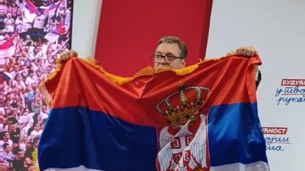 武老板展示他在联合国大会身披的那条国旗