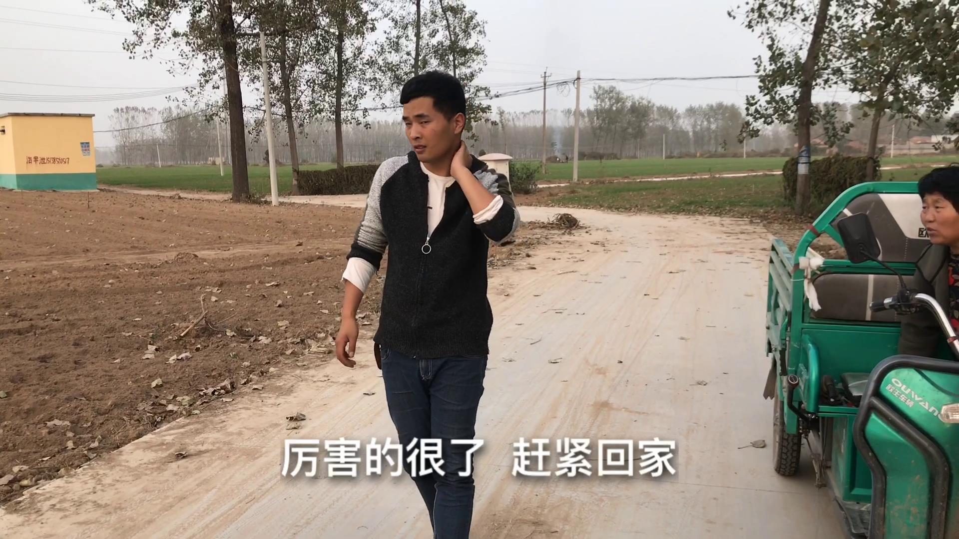 农村小伙和媳妇开垦荒地开子脖子上爬了个毛毛虫太厉害了