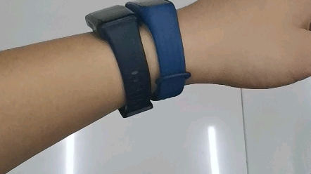 荣耀手环6与oppo手环活力版抬腕亮屏对比