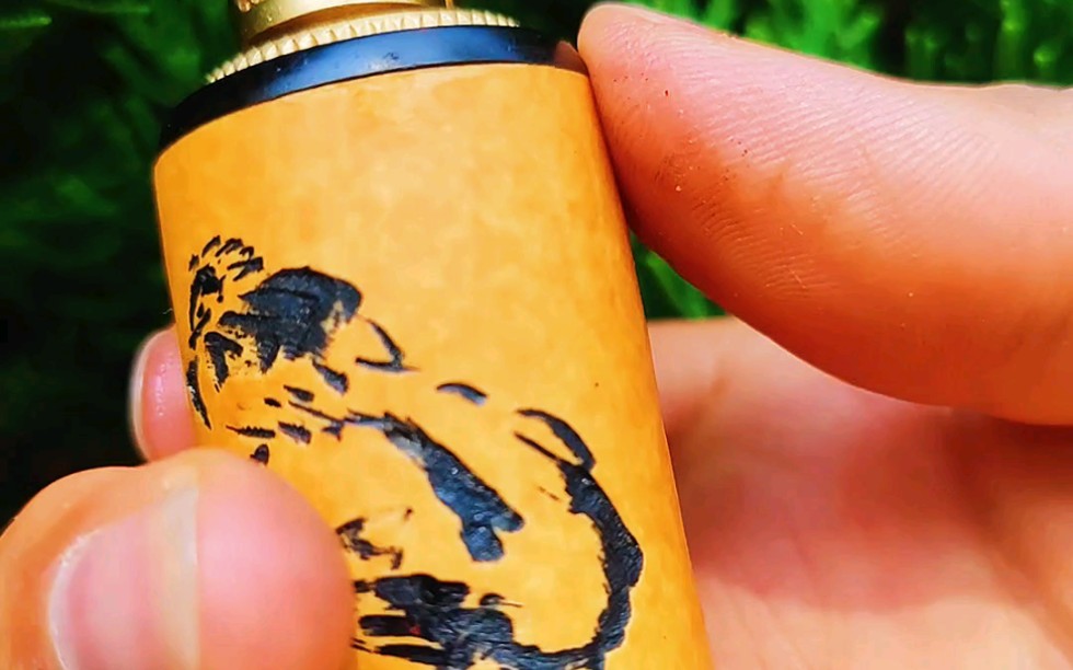 卢俊兴墨刻葫芦打火机