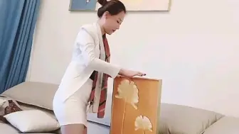 Tải video: 妈妈扶弟弟挂墙壁画可以吗