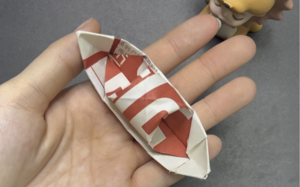 还记得小时候用报纸折的乌篷船吗?