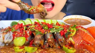 Download Video: 【Cookingeat】酸菜虾沙拉、发酵鱼面、麻辣海鲜 泰国美食吃播 MUKBANG