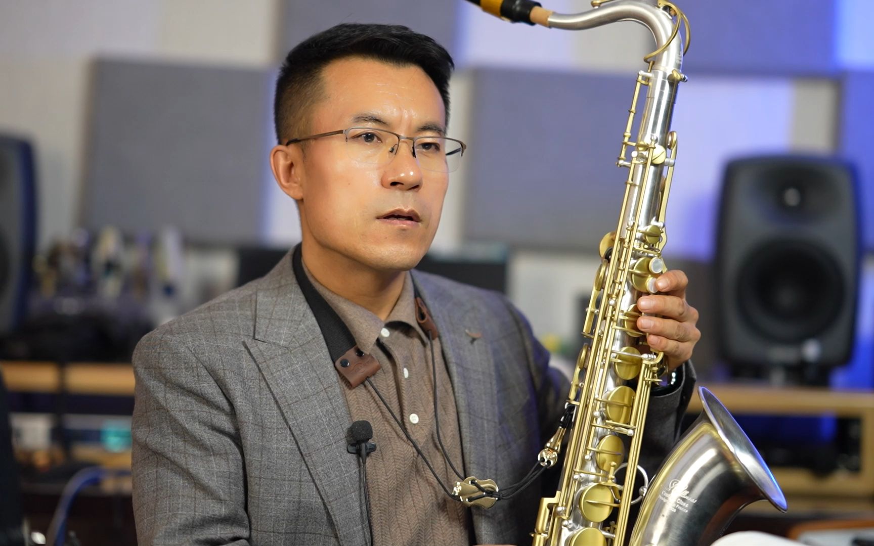 次中音萨克斯怎么拿?