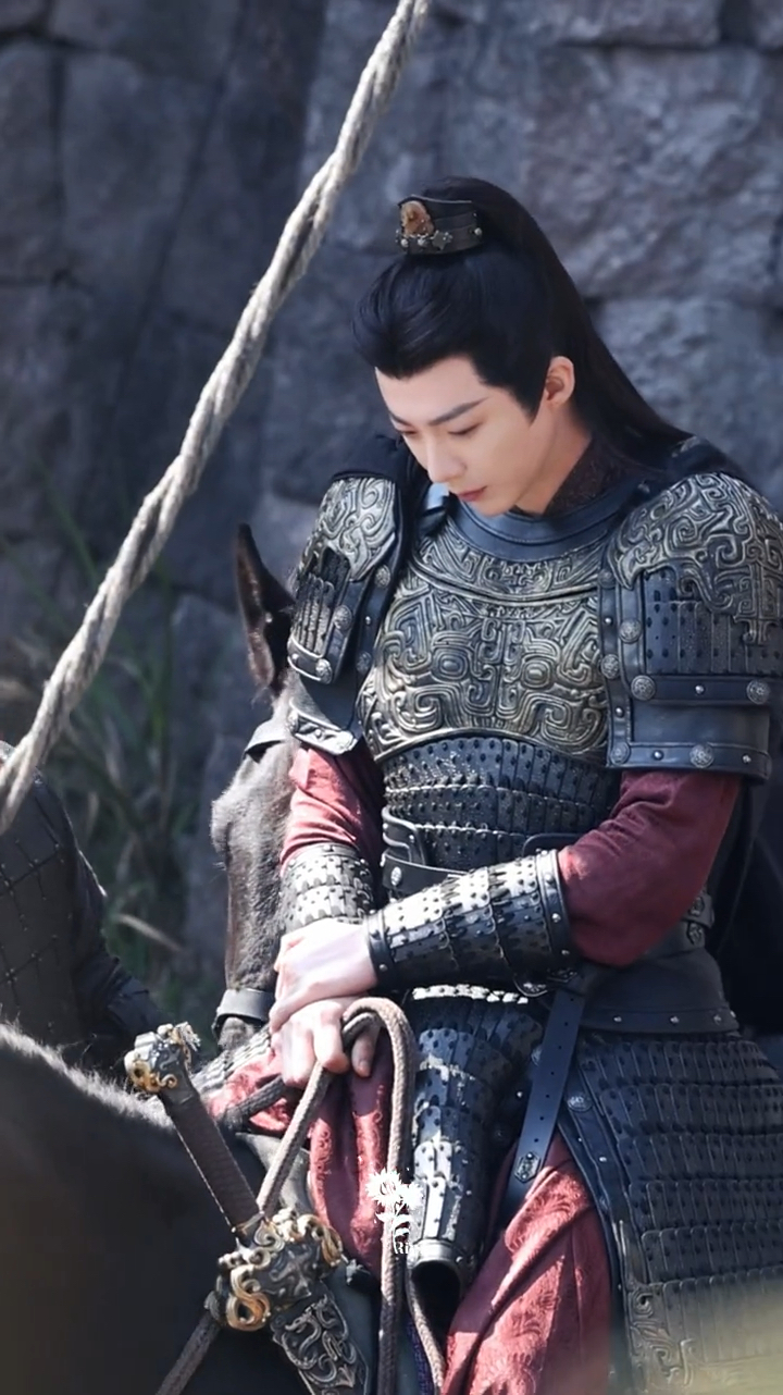 刘宇宁《折腰》路透,安静的美男子