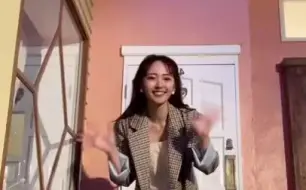 Download Video: TikTok 铃木爱理(Airi_Suzuki) 手舞足蹈的爱理~