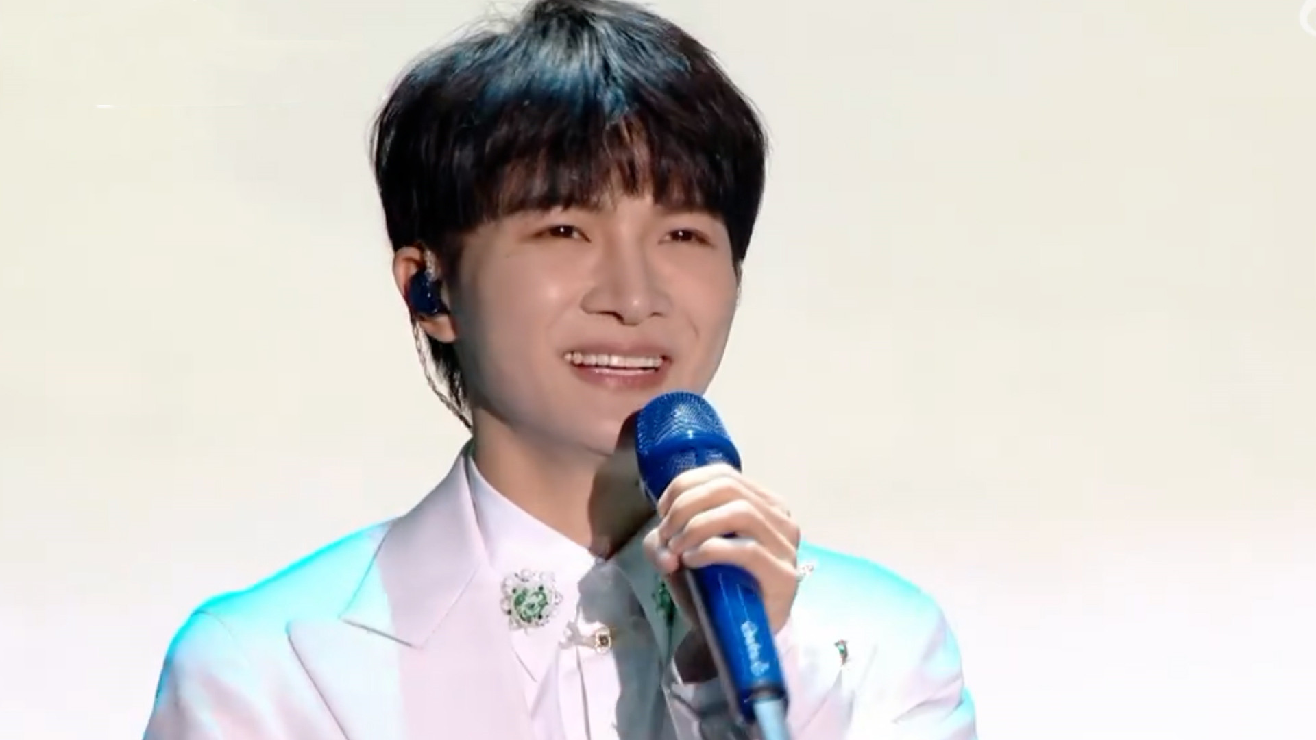 2022金鸡奖丨周深全开麦唱《美美》,拉麦吟唱高音惊艳全场