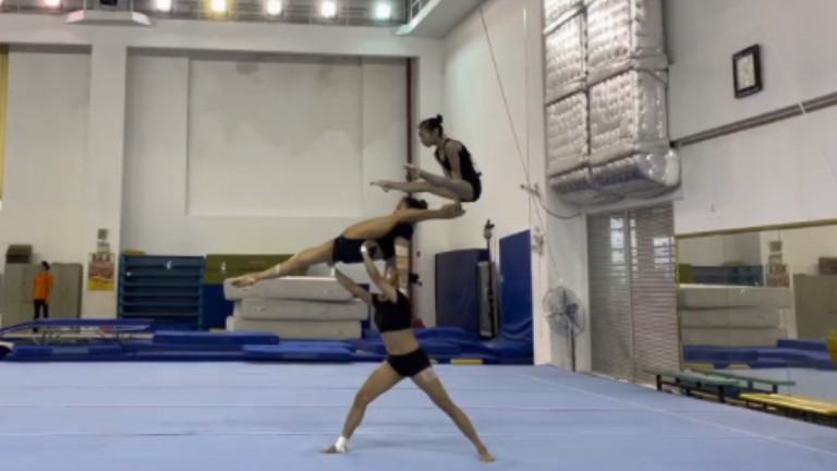 女子三人技巧幕后练习