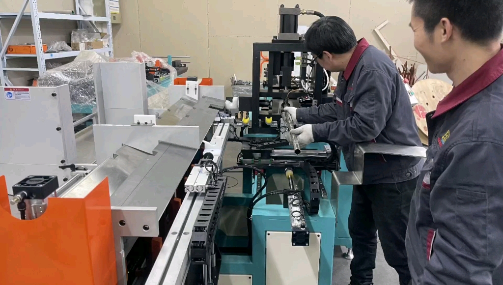 不锈钢拔孔和铜管拔孔通用款,自动上下料冲孔翻边机 #管件 #铜管