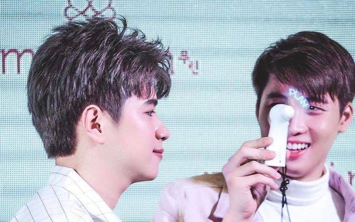 暖心摸额头点头致谢可爱松鼠般的吃吃吃