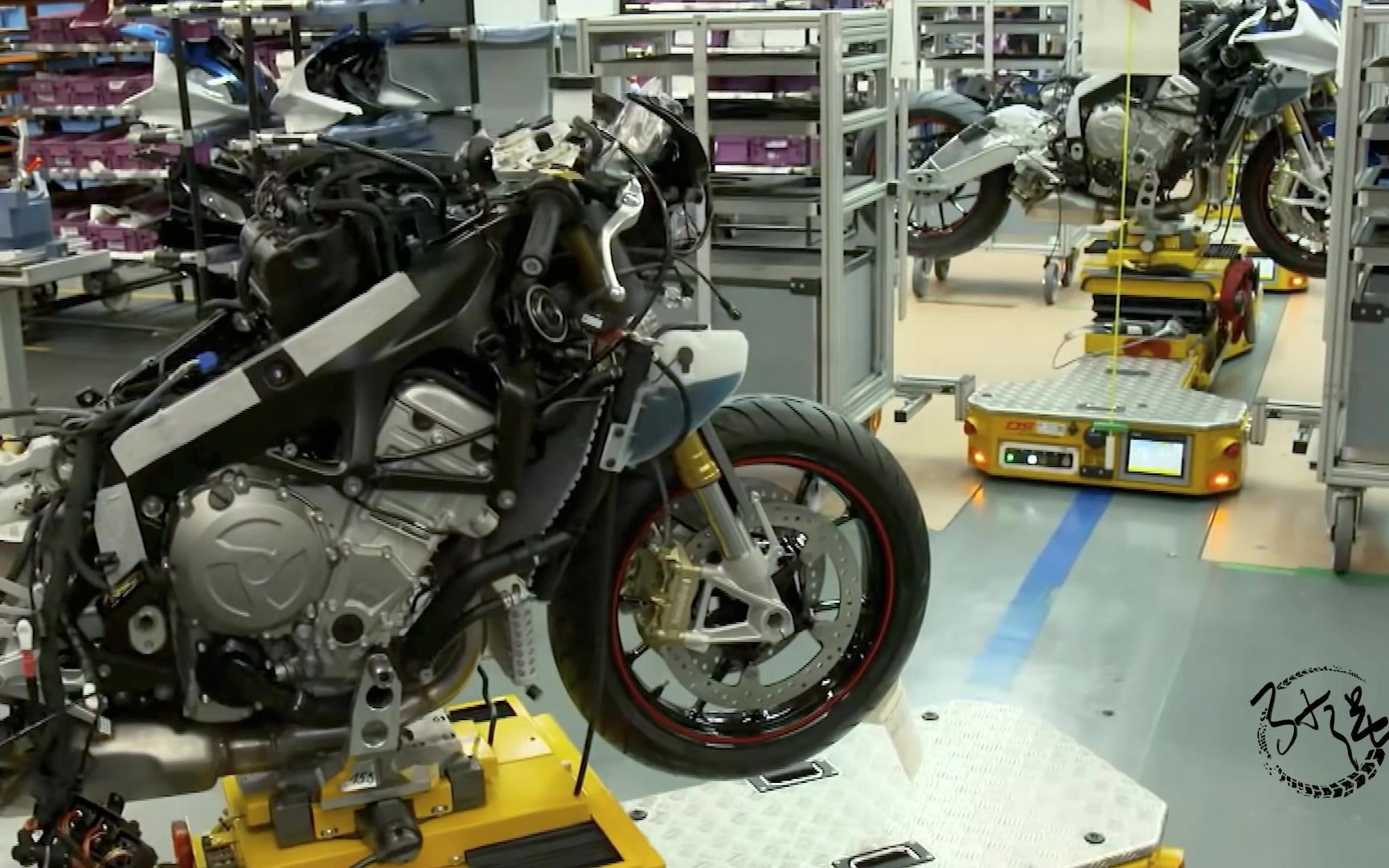 宝马摩托车工厂生产组装摩托车过程(四)s1000rr油箱安装与喷漆安装ecu