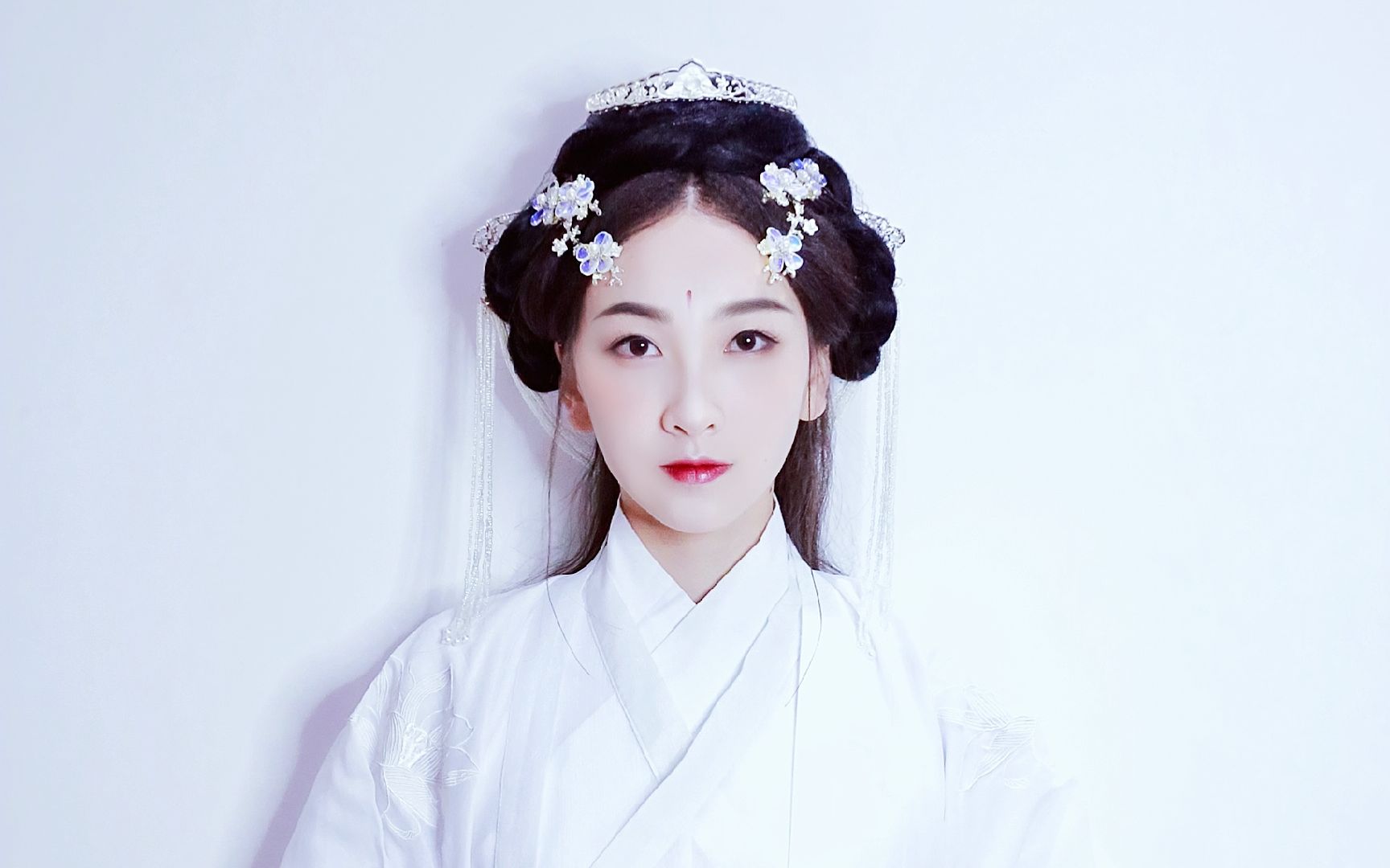 汉服仙气发型教程超简单的汉服仙气发型来做一个清冷美人发型